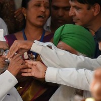 Anna Hazare ends indefinite hunger strike after six days, claims got govt assurance