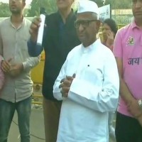 Anna Hazare meets the protesting SSC aspirants in Delhi