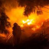 Wildfire near LA prompts freeway closure, evacuations