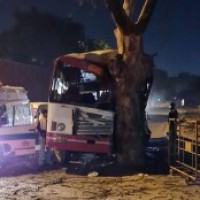 UP roadways bus collided with a tree in Delhi, 20 injured