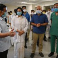 Kejriwal gives Rs 1 cr ex-gratia to family of LNJP doctor