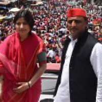 Dimple wishes Akhilesh on birthday, asks SP men to keep it simple