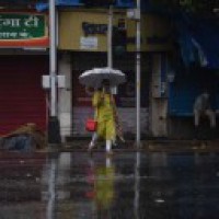 Mumbai lashed by heavy rain, traffic hit