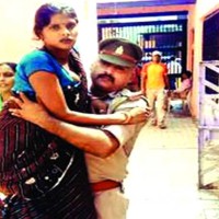 Cops take pregnant woman to hospital, ensure husband's return