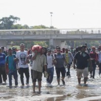 Guatemalan authorities clash with migrants from Honduras