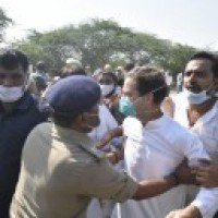 Rahul, Priyanka detained while marching towards Hathras to meet victim's family 
