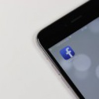 Facebook hiring community reviewers to help fact checkers