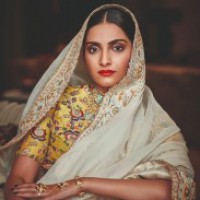 Sonam Kapoor gives 'DIY' make-up tutorial