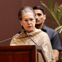 Focus on welfare of Dalits and tribals: Sonia to Thackeray