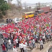 Thousands of farmers reach Mumbai, set to seize state legislature