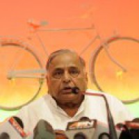 Mulayam visits party office on his birthday