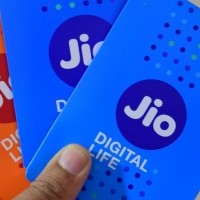 Upto Rs 700 cashback on some Jio's pre-paid plans