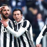 Napoli stay top as Higuain hits hat-trick in seven-goal Juventus rout