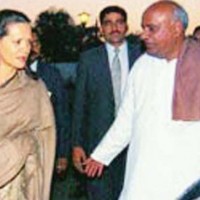 Sonia Gandhi offers CM chair to Kumaraswamy: Reports 