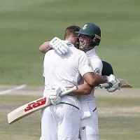 South Africa reaches 400-7 at lunch as Australia struggles