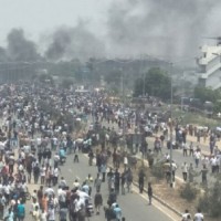 Sterlite issue: Tamil Nadu cop gets atop police van, takes aim at protesters and shoots
