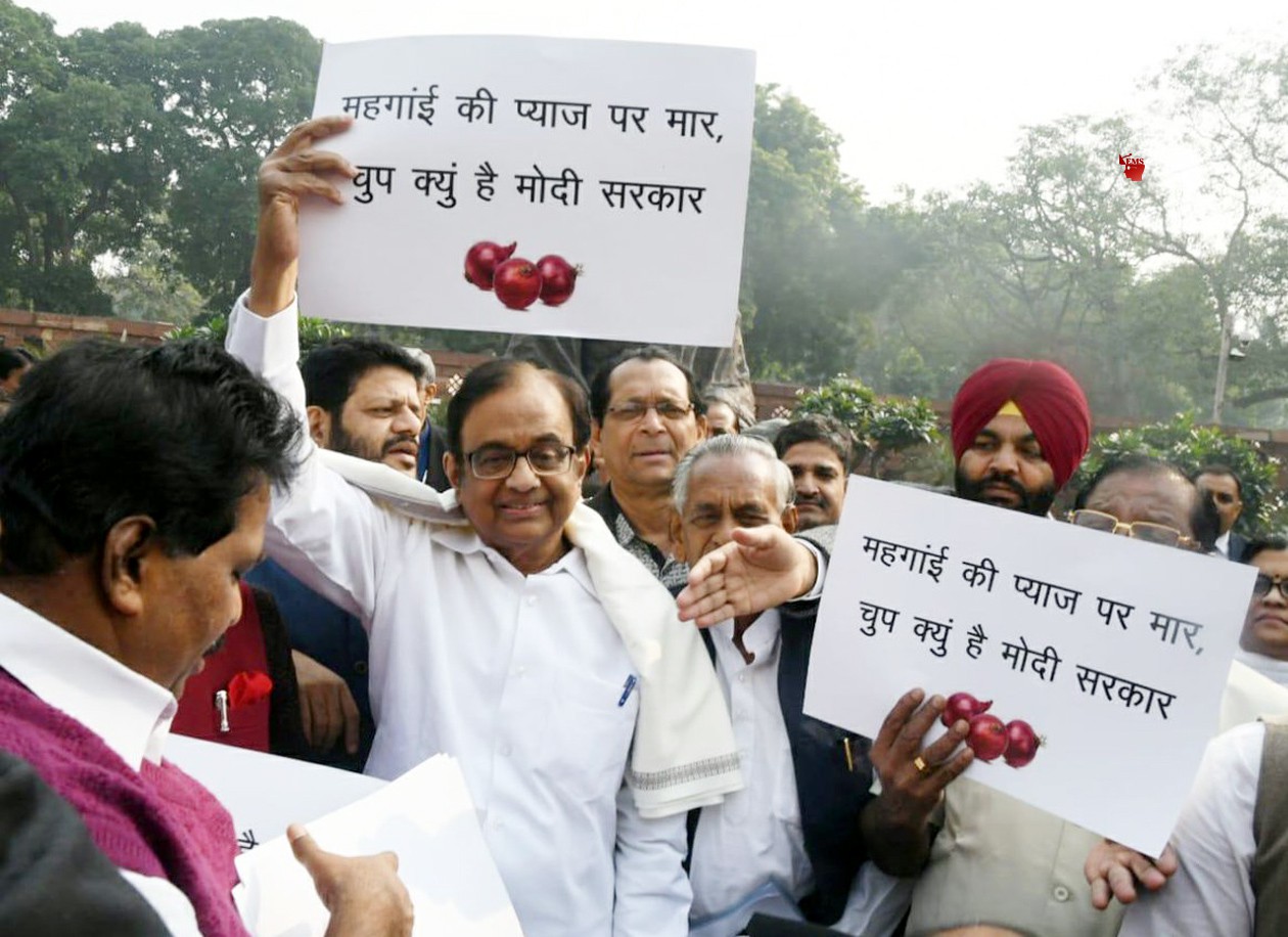 जमानत के बाद संसद पहुंचे चिदंबरम, कांग्रेसी सांसदों के साथ किया प्याज कीमतों को लेकर प्रदर्शन जमानत के बाद संसद पहुंचे चिदंबरम, कांग्रेसी सांसदों के साथ किया प्याज कीमतों को लेकर प्रदर्शन