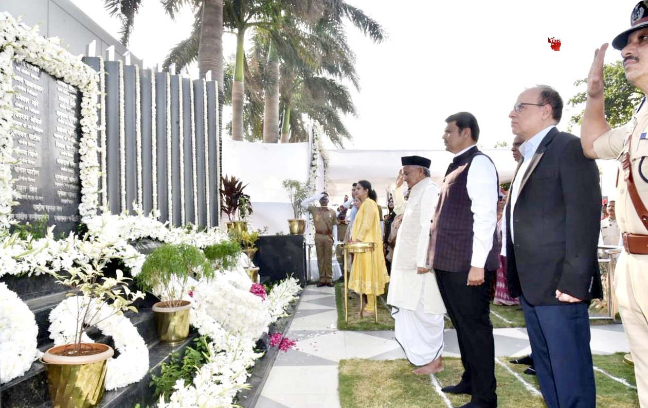 मुंबई हमले की बरसी पर शहीदों को राष्ट्रपति सहित शीर्ष नेताओं ने दी श्रद्धांजलि मुंबई हमले की बरसी पर शहीदों को राष्ट्रपति सहित शीर्ष नेताओं ने दी श्रद्धांजलि