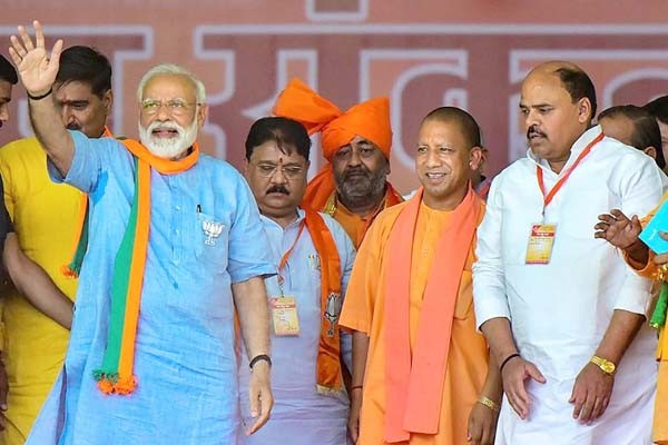 अलीगढ़ की रैली में प्रधानमंत्री मोदी की सुरक्षा में बड़ी लापरवाही - मंच के नीचे तार जलने से आग लगी, बड़ा हादसा टला अलीगढ़ की रैली में प्रधानमंत्री मोदी की सुरक्षा में बड़ी लापरवाही - मंच के नीचे तार जलने से आग लगी, बड़ा हादसा टला