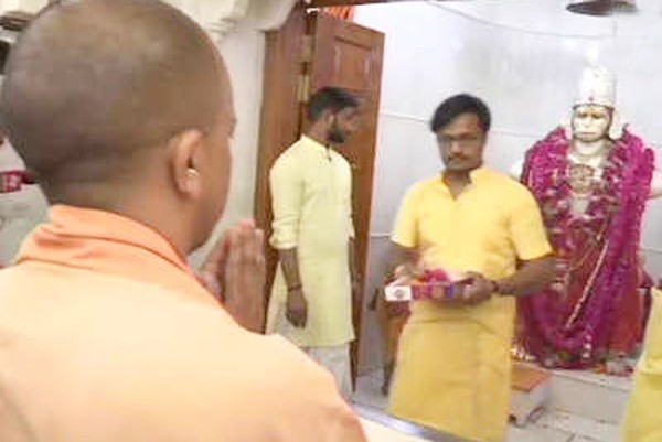 भाषण प्रतिबंध के बाद 'बजरंग बली' के दर्शन करने पहुंचे सीएम योगी, ईसी से फैसले पर पुनर्विचार को कहा भाषण प्रतिबंध के बाद 'बजरंग बली' के दर्शन करने पहुंचे सीएम योगी, ईसी से फैसले पर पुनर्विचार को कहा