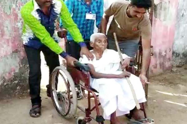 102 साल की महिला ने डाला वोट 102 साल की महिला ने डाला वोट