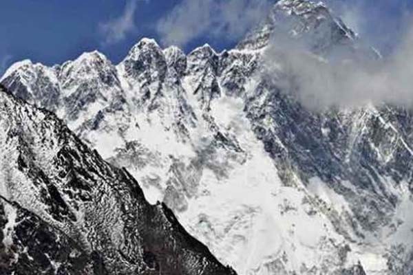 एवरेस्ट की ऊंचाई फिर नापेगा नेपाल का पर्वतारोही दल एवरेस्ट की ऊंचाई फिर नापेगा नेपाल का पर्वतारोही दल