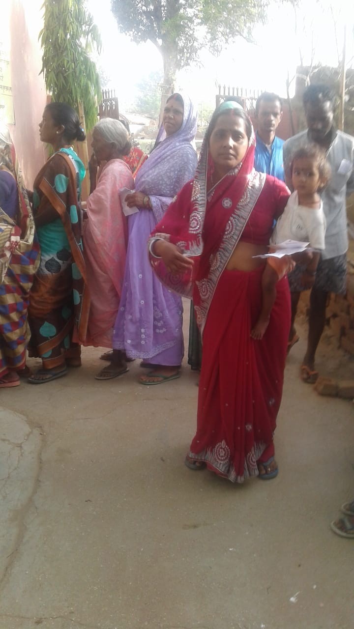 तीन लोस सीटों के लिए कड़ी सुरक्षा के बीच मतदान जारी तीन लोस सीटों के लिए कड़ी सुरक्षा के बीच मतदान जारी