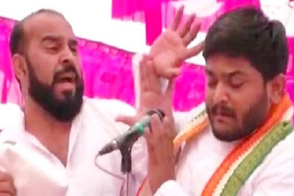 सुरेन्द्रनगर में कांग्रेस नेता हार्दिक पटेल को युवक ने जड़ा थप्पड़ सुरेन्द्रनगर में कांग्रेस नेता हार्दिक पटेल को युवक ने जड़ा थप्पड़