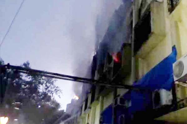 धर्मा प्रोडक्शन हाउस में लगी आग से भारी नुकसान धर्मा प्रोडक्शन हाउस में लगी आग से भारी नुकसान