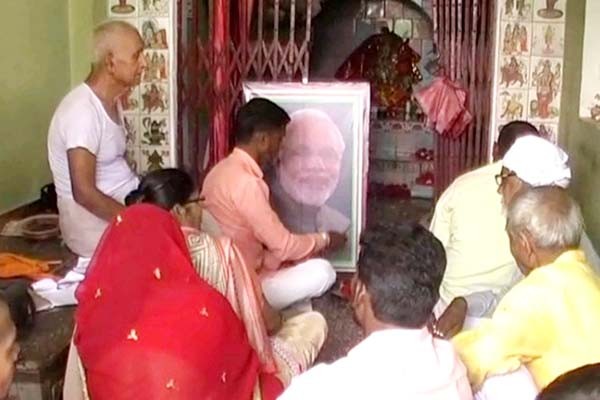 बलिया के मंदिर में मां दुर्गा के साथ मोदी की पूजा - मोदी दोबारा बनें पीएम इसलिए गांववालों ने रखा 9 दिन का व्रत बलिया के मंदिर में मां दुर्गा के साथ मोदी की पूजा - मोदी दोबारा बनें पीएम इसलिए गांववालों ने रखा 9 दिन का व्रत