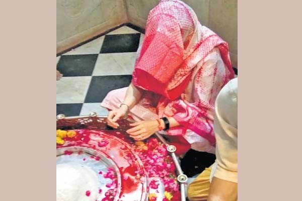 लंबा घूंघट डाल कर प्रीति जिंटा ने की भगवान मंगल नाथ की पूजा लंबा घूंघट डाल कर प्रीति जिंटा ने की भगवान मंगल नाथ की पूजा