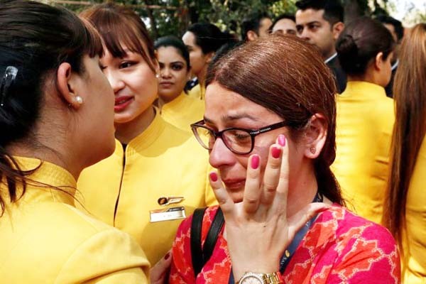 3-4 माह से जेट कर्मचारियों को नहीं मिला वेतन, व्यथा बता फूट-फूट रोए, बोले, बच्चों की स्कूल फीस भरना हुआ मुश्किल 3-4 माह से जेट कर्मचारियों को नहीं मिला वेतन, व्यथा बता फूट-फूट रोए, बोले, बच्चों की स्कूल फीस भरना हुआ मुश्किल