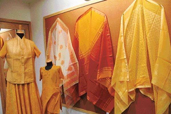 खादी वस्त्रों की लोकप्रियता में इजाफा, 28 फीसदी बढ़त के साथ सालाना बिक्री हुई 3,215 खादी वस्त्रों की लोकप्रियता में इजाफा, 28 फीसदी बढ़त के साथ सालाना बिक्री हुई 3,215
