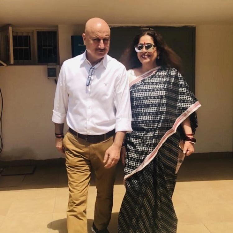 वोट मांगने पहुंचे खेर, घोषणा पत्र दिखा बोला दुकानदार वादों पर क्या हुआ? वोट मांगने पहुंचे खेर, घोषणा पत्र दिखा बोला दुकानदार वादों पर क्या हुआ?