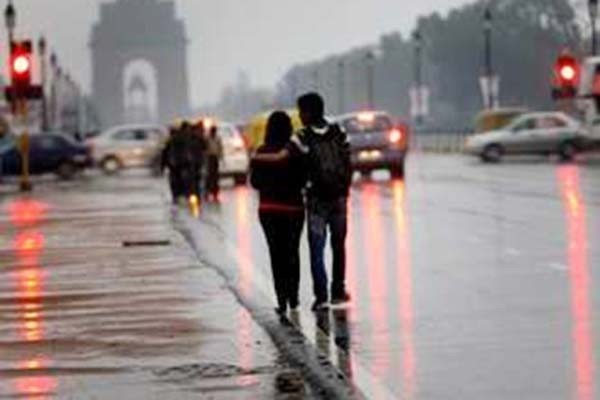दिल्ली-एनसीआर में तेज हवाओं के साथ हुई बारिश, गर्मी से मिली राहत दिल्ली-एनसीआर में तेज हवाओं के साथ हुई बारिश, गर्मी से मिली राहत