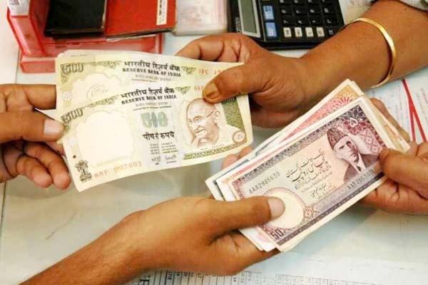 भारतीय रुपए के सामने आधी हुई पाकिस्तानी रुपए की कीमत भारतीय रुपए के सामने आधी हुई पाकिस्तानी रुपए की कीमत