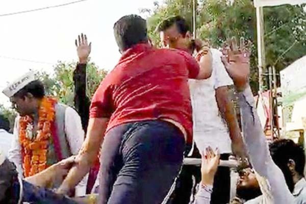 केजरीवाल को थप्पड़ मारने वाले की जमानत केजरीवाल को थप्पड़ मारने वाले की जमानत