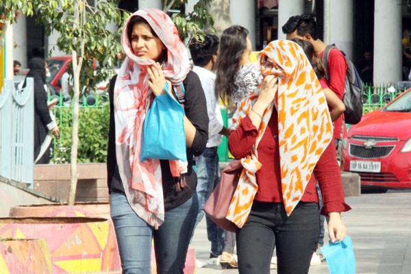 गर्मी का बढ़ा प्रकोप, पहाड़ों पर भी दिखने लगा असर -गर्म हवा ने बढ़ाई लोगों की परेशानी गर्मी का बढ़ा प्रकोप, पहाड़ों पर भी दिखने लगा असर -गर्म हवा ने बढ़ाई लोगों की परेशानी