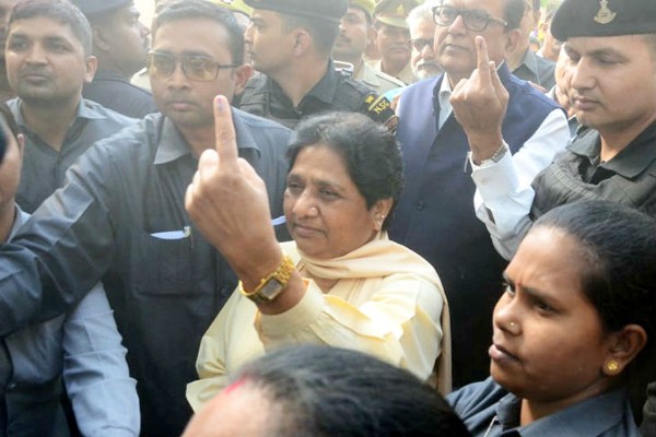 मायावती ने पहली बार समाजवादी पार्टी के लिए डाला वोट! - मायावती ने कहा कि हर किसी को अपने मताधिकार का प्रयोग करना चाहिए मायावती ने पहली बार समाजवादी पार्टी के लिए डाला वोट! - मायावती ने कहा कि हर किसी को अपने मताधिकार का प्रयोग करना चाहिए