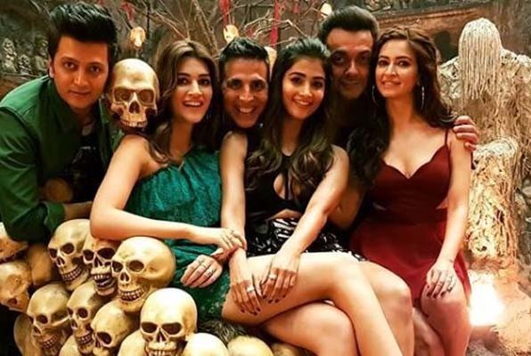 हाउसफुल 4 के कलाकारों के साथ अक्षय ने शेयर की फोटो हाउसफुल 4 के कलाकारों के साथ अक्षय ने शेयर की फोटो