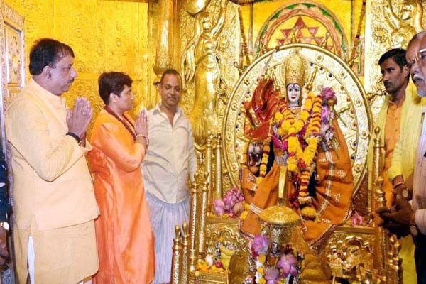 योगी फॉर्मूला : प्रतिबंध लगा तो साध्वी प्रज्ञा ने मंदिर में जमाया डेरा-भजन गाए, हनुमान चालीसा का पाठ किया योगी फॉर्मूला : प्रतिबंध लगा तो साध्वी प्रज्ञा ने मंदिर में जमाया डेरा-भजन गाए, हनुमान चालीसा का पाठ किया