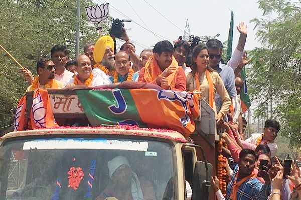 मनोज तिवारी के रोड शो में सपना चौधरी के दीदार के लिए बेकाबू हुए लोग, करना पड़ा लाठी चार्ज मनोज तिवारी के रोड शो में सपना चौधरी के दीदार के लिए बेकाबू हुए लोग, करना पड़ा लाठी चार्ज