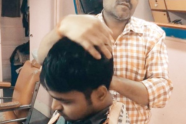 सेना के सलून में गर्दन और सिर की मसाज पर रोक सेना के सलून में गर्दन और सिर की मसाज पर रोक