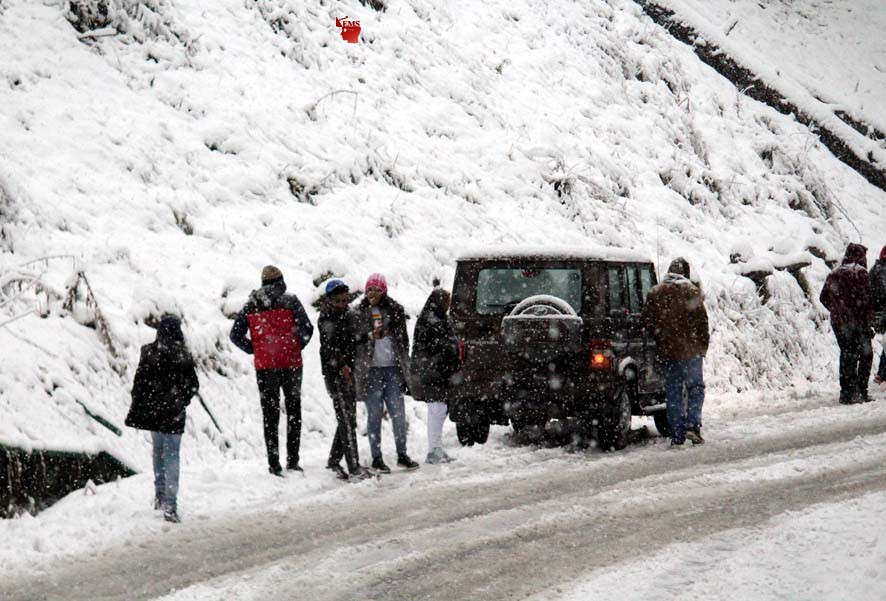 जम्मू-कश्मीर के गुलमर्ग में बुधवार को हुई बर्फबारी का आनंद लेते हुए सैलानी। (छांया-तारीक मीर)