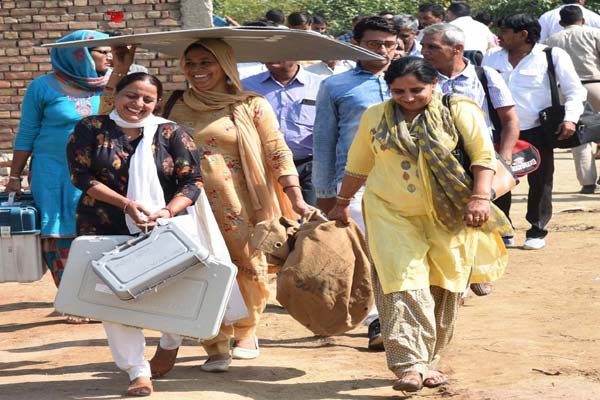 महाराष्ट्र और हरियाणा में जनता आज चुनेगी सरकार - यूपी की 11 सीटों सहित कुल 51 सीटों पर उपचुनाव का मतदान महाराष्ट्र और हरियाणा में जनता आज चुनेगी सरकार - यूपी की 11 सीटों सहित कुल 51 सीटों पर उपचुनाव का मतदान