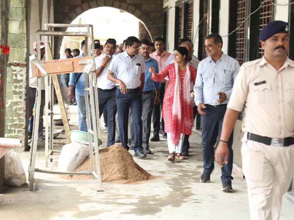 उत्कृष्ट विद्यालय एवं जिला शिक्षा अधिकारी कार्यालय का कलेक्टर ने किया औचक निरीक्षण उत्कृष्ट विद्यालय एवं जिला शिक्षा अधिकारी कार्यालय का कलेक्टर ने किया औचक निरीक्षण