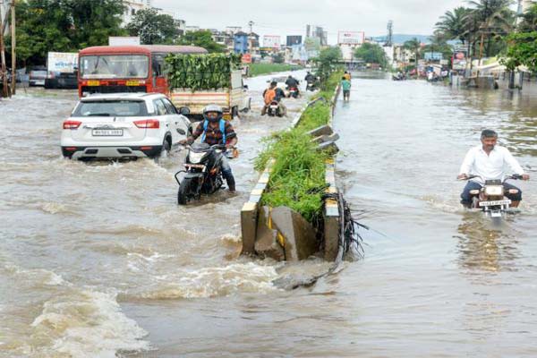 पुणे में बाढ़ जैसे हालात, 7 की मौत पुणे में बाढ़ जैसे हालात, 7 की मौत