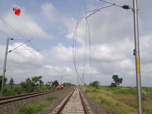 सात खंभों के बीच से रेल लाइन का तार उतार ले गए चोर