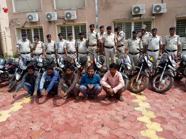 देहात थाना पुलिस को मिली बड़ी सफलता चोरी की 13 मोटरसाइकिलों सहित 5 आरोपी गिरफ्तार देहात थाना पुलिस को मिली बड़ी सफलता चोरी की 13 मोटरसाइकिलों सहित 5 आरोपी गिरफ्तार