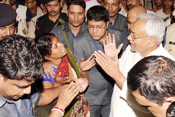 बाढ़ प्रभावित इलाकों का नीतीश ने किया निरीक्षण - भारी वर्षा से अब तक 42 लोगों की मौत बाढ़ प्रभावित इलाकों का नीतीश ने किया निरीक्षण - भारी वर्षा से अब तक 42 लोगों की मौत